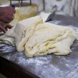 ...mentre d� forma alla massa...